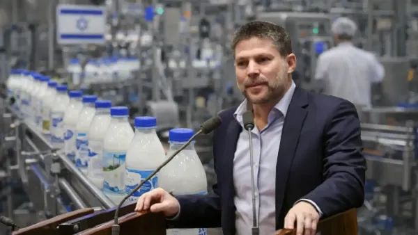 מדף חלב ריק בסופרמרקט על רקע מחאת הרפתנים