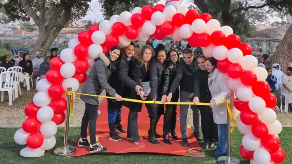 ילדי מרכז הקליטה חרוב בבאר שבע בטקס חניכת מגרש הכדורגל החדש