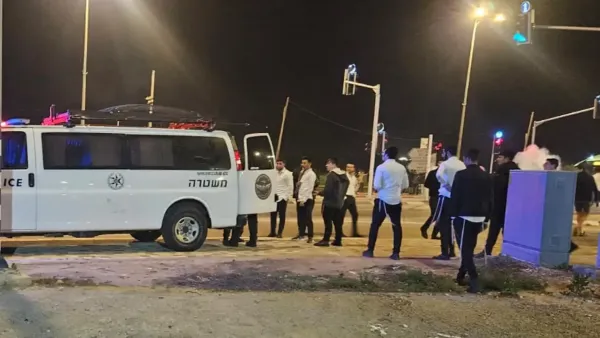 כוחות משטרה בצומת הכניסה לאופקים על כביש 241 במהלך חסימת כביש ומחאה לילית