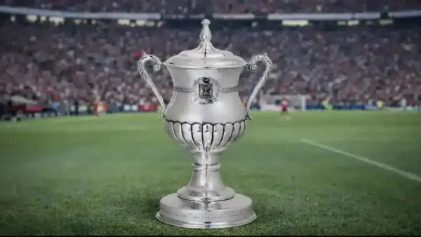 שחקני הפועל באר שבע חוגגים זכייה בגביע המדינה מול הקהל האדום באצטדיון