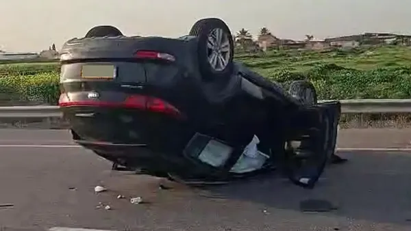 כוחות הצלה מטפלים בזירת תאונת דרכים קשה בכביש בנגב עם רכבים שהתהפכו