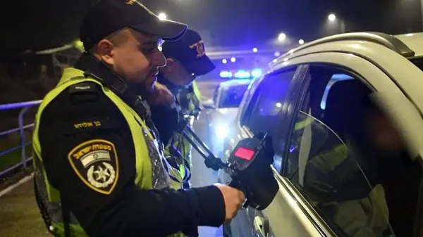 שוטרים במבצע אכיפה