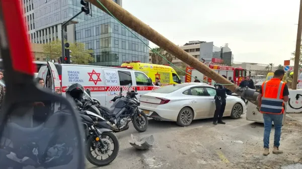 כוחות הצלה בזירת תאונת רכב הסעות שהתנגש בעמוד ברחוב וייצמן בבאר שבע