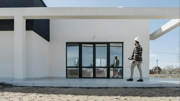 לקוחות בסניף בנק, ברקע שילוט שירותי משכנתאות.