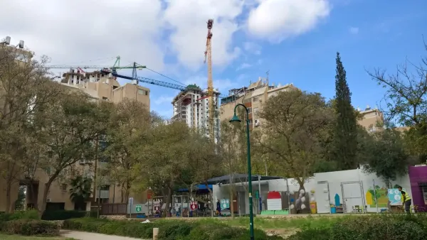 בנייני מגורים ישנים מול מגדלים חדשים בתהליך פינוי-בינוי, עם מסמכי חוזה וחותמת בית משפט על שולחן