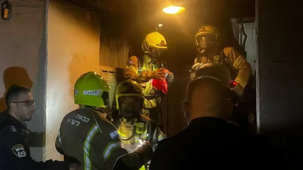 10 בני אדם חולצו משריפה בבניין מגורים בבאר שבע (וידאו)