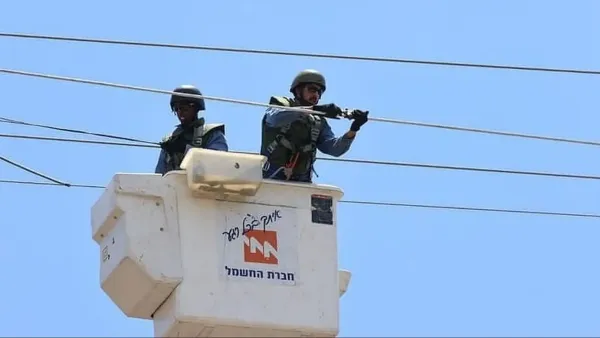 צוותי חברת החשמל מתקנים תשתיות חשמל לאחר תקלה אזורית בעומר והסביבה