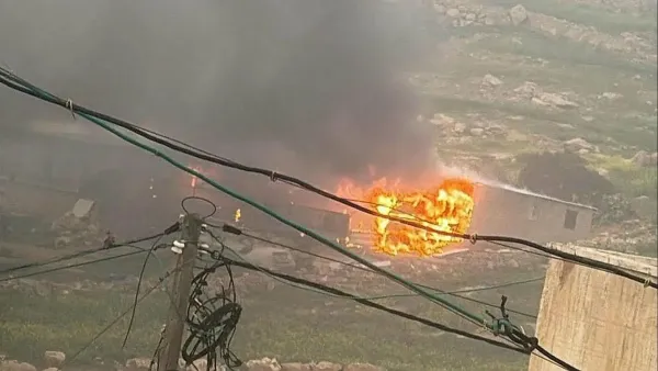 דיר כבשים שנפגע בשריפה בדרום הר חברון וכוחות כיבוי פועלים בזירה