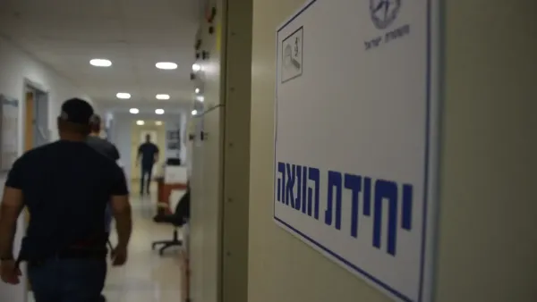 שוטרי משטרת ישראל במהלך חקירה ברשות מקומית בדרום הארץ