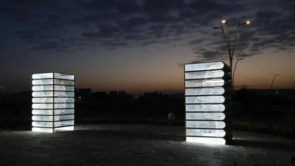 כיכר החינוך בירוחם עם מיצגי תאורה מוארים שזכו במקום הראשון בתחרות בינלאומית באוסטריה