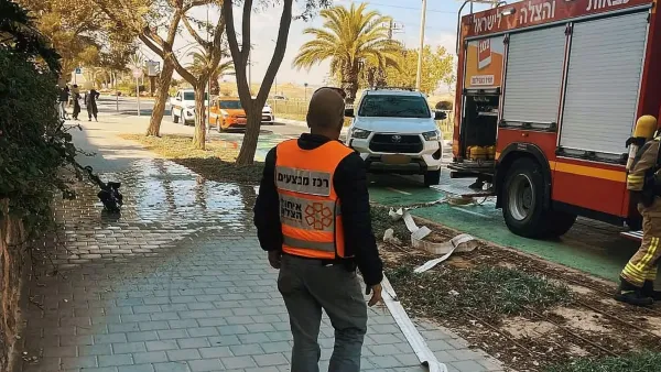 ערד: שני צעירים נפצעו בשריפה בבניין מגורים (וידאו)