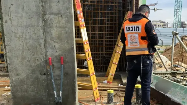 אופקים: פועל נפצע לאחר שפלטת ברזל נפלה עליו באתר בנייה