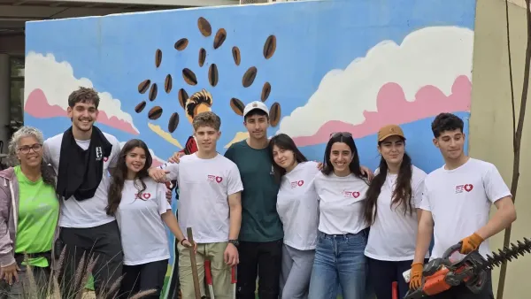 הגן המוזנח במרכז הקשישים שוקם על ידי חניכי המכינה - והפך שוב למרחב קהילתי פורח