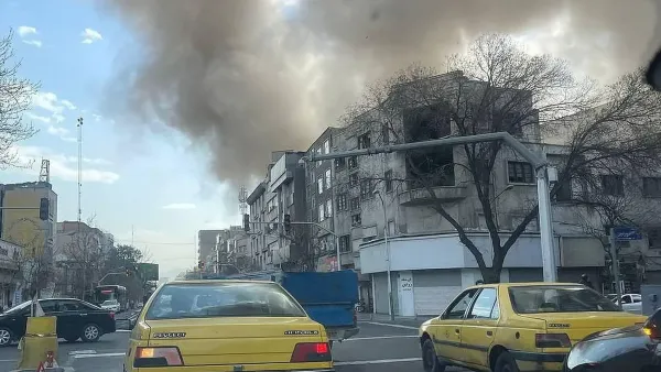 ענני עשן מעל טהרן לאחר דיווחים על פיצוצים בבירת איראן בעקבות מתקפת מנע ישראלית