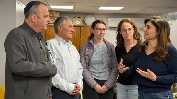 מנכ״ל הסוכנות היהודית יהודה סטון מבקר במרכז קליטה בבאר שבע ופוגש עולים חדשים בצל מצב ביטחוני מתוח.