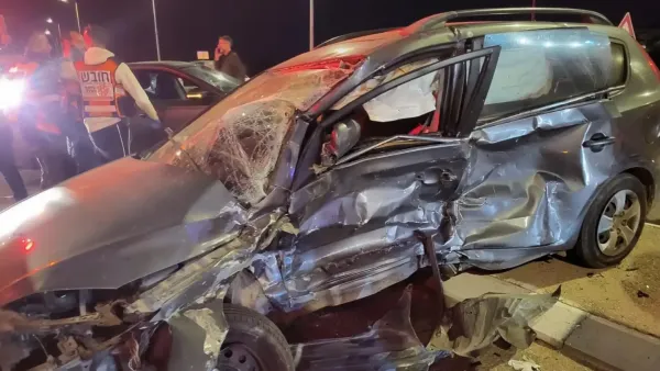 זירת תאונת דרכים בכביש 25 סמוך לצומת גילת עם כוחות הצלה וכיבוי במקום