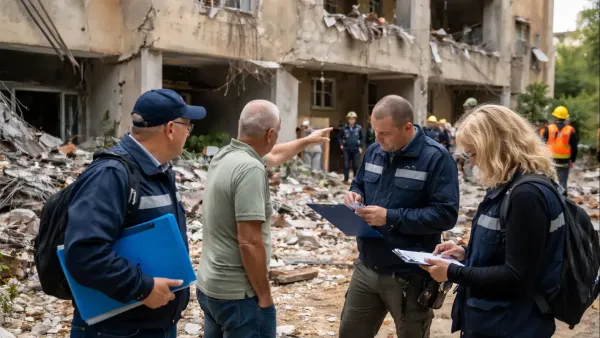 צוותי מס רכוש וקרן הפיצויים בזירת פגיעה, לצד נציגי רשות מקומית