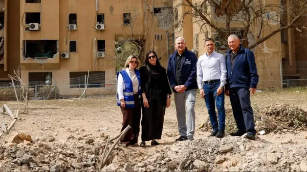 דורון אלמוג, רוביק דנילוביץ' ובכירי הסוכנות היהודית בסיור בבאר שבע לאחר נפילת הטיל.