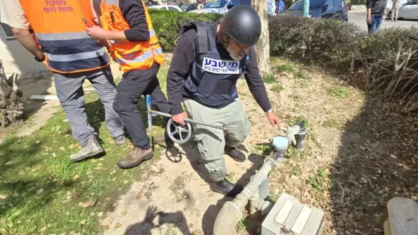 צוותי תאגיד המים 'מי שבע' פועלים בזירת נפילת טיל בבאר שבע לטיפול בתשתיות מים.