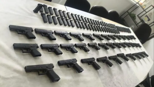 אקדחים ומחסניות שנתפסו בהברחת נשק באמצעות רחפן שחצה את גבול ירדן לישראל.