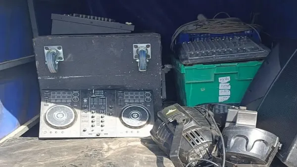 שוטרי משטרה מפזרים מסיבת טבע בלתי חוקית בשטח פתוח בנגב סמוך לצאלים.