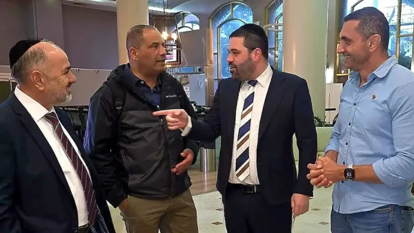 ח''כ יעקב מרגי בסיור במלון בבאר שבע עם מפונים מבתיהם לאחר פגיעת הטיל האיראני בעיר.