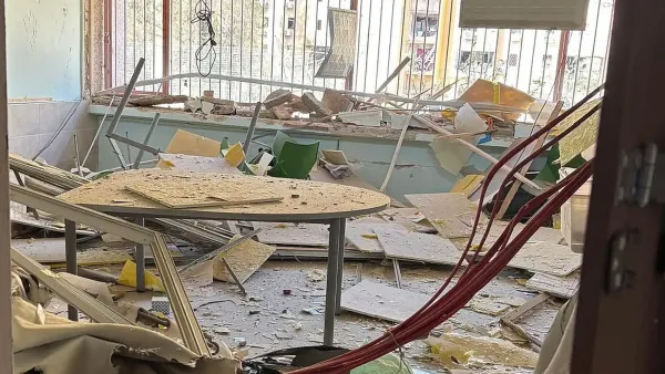 נזק למבנה בית ספר בבאר שבע לאחר פגיעת טיל במהלך הלחימה.