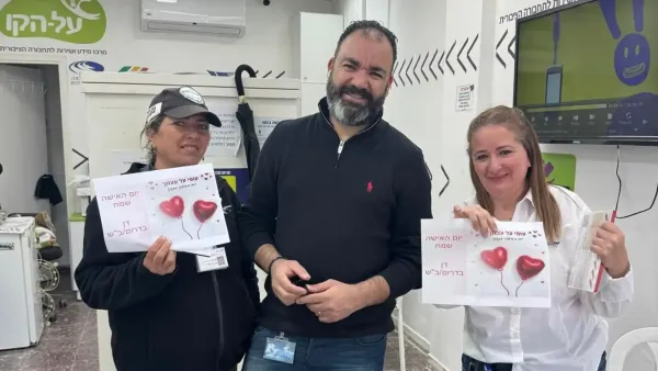 יהודה עמר, המשנה למנכ"ל דן בדרום ודן באר שבע, מעניק שי צנוע לעובדות החברה במהלך סבב בסניפים בדרום לרגל יום האישה