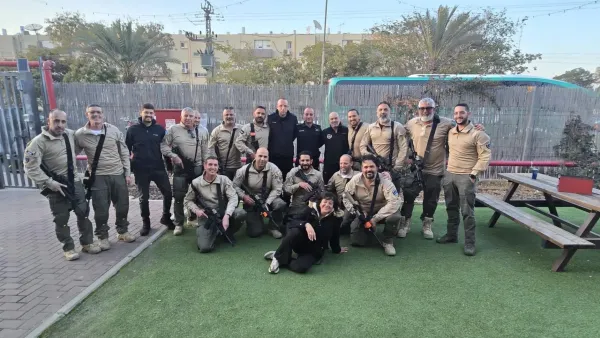 מתנדבי כיתת הכוננות בדימונה בסיור לילה לצד שוטרי תחנת המשטרה בעיר.