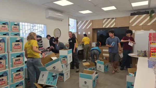 מתנדבי שנת השירות בבאר שבע בפעילות קהילתית במקלטים ובמוקדי סיוע בעיר