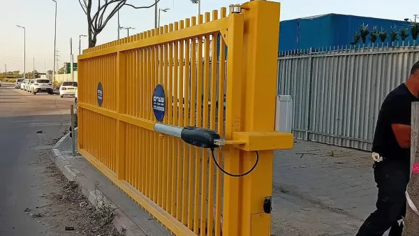 שער כניסה לעיר אופקים עם אמצעי בקרה ואבטחה, כחלק מתוכנית עירונית לחיזוק הביטחון האישי