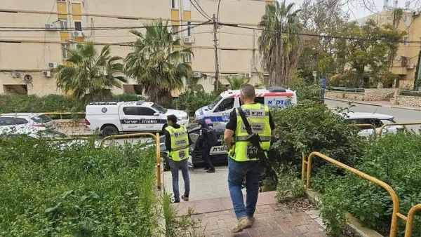 כוחות חירום ומתנדבי זק״א בזירה ברחוב גוש עציון בבאר שבע, לאחר איתור אישה בת 36 ללא רוח חיים בדירתה