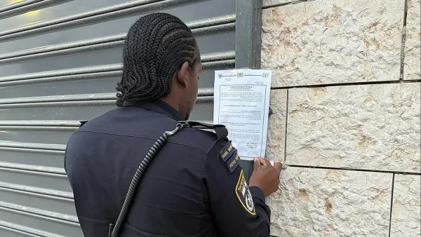 שוטרי משטרת ישראל בפעילות אכיפה נגד העסקת שוהים בלתי חוקיים בעסקים ובאתרי בנייה בדרום ישראל