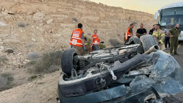 זירת תאונת דרכים קשה בכביש 12 סמוך לצומת מחנה סיירים שבה נהרג אדם לאחר התהפכות רכב