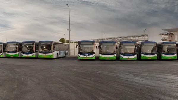 אוטובוס תחבורה ציבורית בישראל במהלך פעילות בזמן חירום כאשר הנהגים מוגדרים עובדים חיוניים.