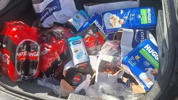 שוטרי משטרת ישראל לצד ניידת משטרה, אילוסטרציה למעצר חשוד בגניבת כרטיסי אשראי והונאת משלוחי מזון בדרום