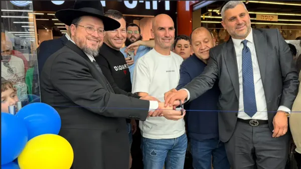 קביעת המזוזה של הסניף של בעלי הרשת עם רב העיר