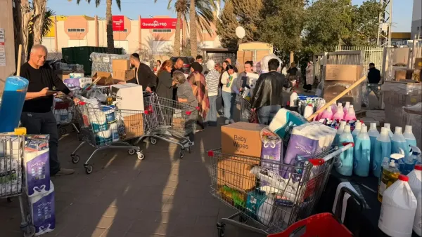 קונים עם עגלות עמוסות במתחם המכירה של ״קלין״ מבית קליר בבאר שבע, לצד עומס ותורים בקופות