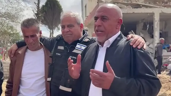 רגע של אחדות בנגב: ראש מועצת ערערה בנגב הגיע לדימונה - 'הגורל שלנו אחד'