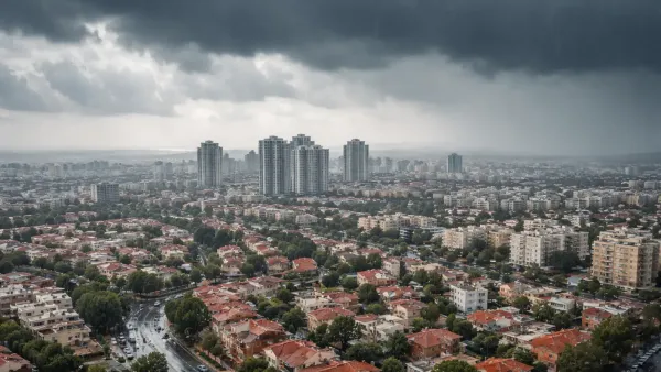 גשם חזק בישראל בסוף מרץ עם עננים כבדים ושמיים אפורים
