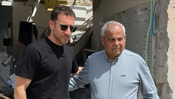 איציק שמולי וראש עיריית דימונה בני ביטון בסיור במוקדי הפגיעה בעיר לאחר הנזק הכבד שנגרם במקום