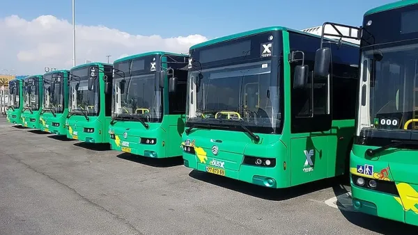 אוטובוס ורכבת בישראל עם נוסעים - המחשה לנסיעה חינם למפונים בתחבורה הציבורית