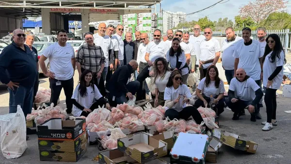 עובדי דן בדרום ודן באר שבע מחלקים סלי מזון לקראת פסח במסגרת קמחא דפסחא, בצל המלחמה והאזעקות