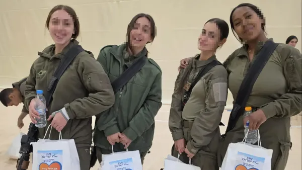 מתנדבי עמותת אבן ישראל מחלקים ערכות פינוק ללוחמי פיקוד העורף בבית ספר אורט בערד לאחר פעילות חילוץ בדרום