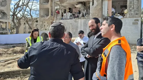 אנשי משרד השיכון בזירת ההרס