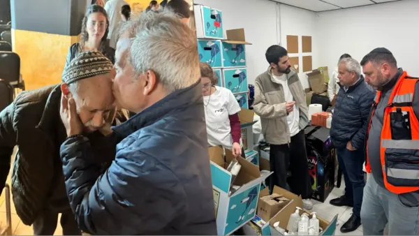 ראש העיר דימונה בני ביטון וצוותי העירייה בביקור במלון המפונים לאחר פגיעת הטיל בעיר