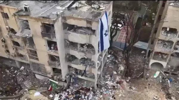 מבני מגורים שנפגעו קשות בערד לאחר פגיעת טיל, הרס ונזק רב באזור מגורים בעיר