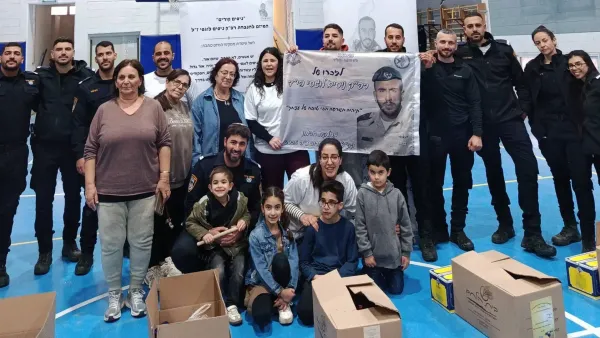 מתנדבים ושוטרי מג"ב מחלקים מארזי מזון למשפחות בדימונה במסגרת מיזם ניסים קורים לזכר ניסים לוגסי