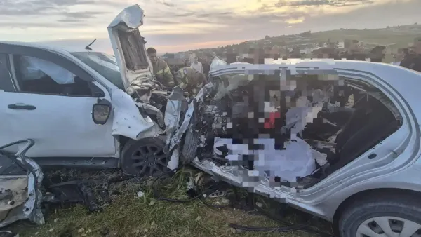 כוחות הצלה בזירת תאונת דרכים קשה בצומת יתיר בכביש 316 עם מספר הרוגים ופצועים
