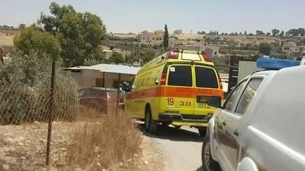 זירת ירי בערערה בנגב עם כוחות מד"א מטפלים בפצוע קשה